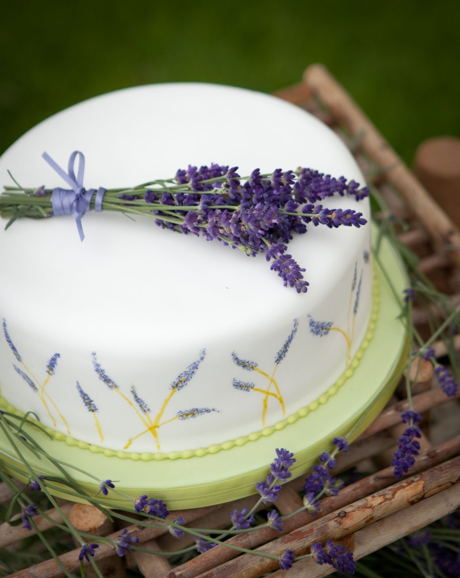 Торт украшенный сухими цветами