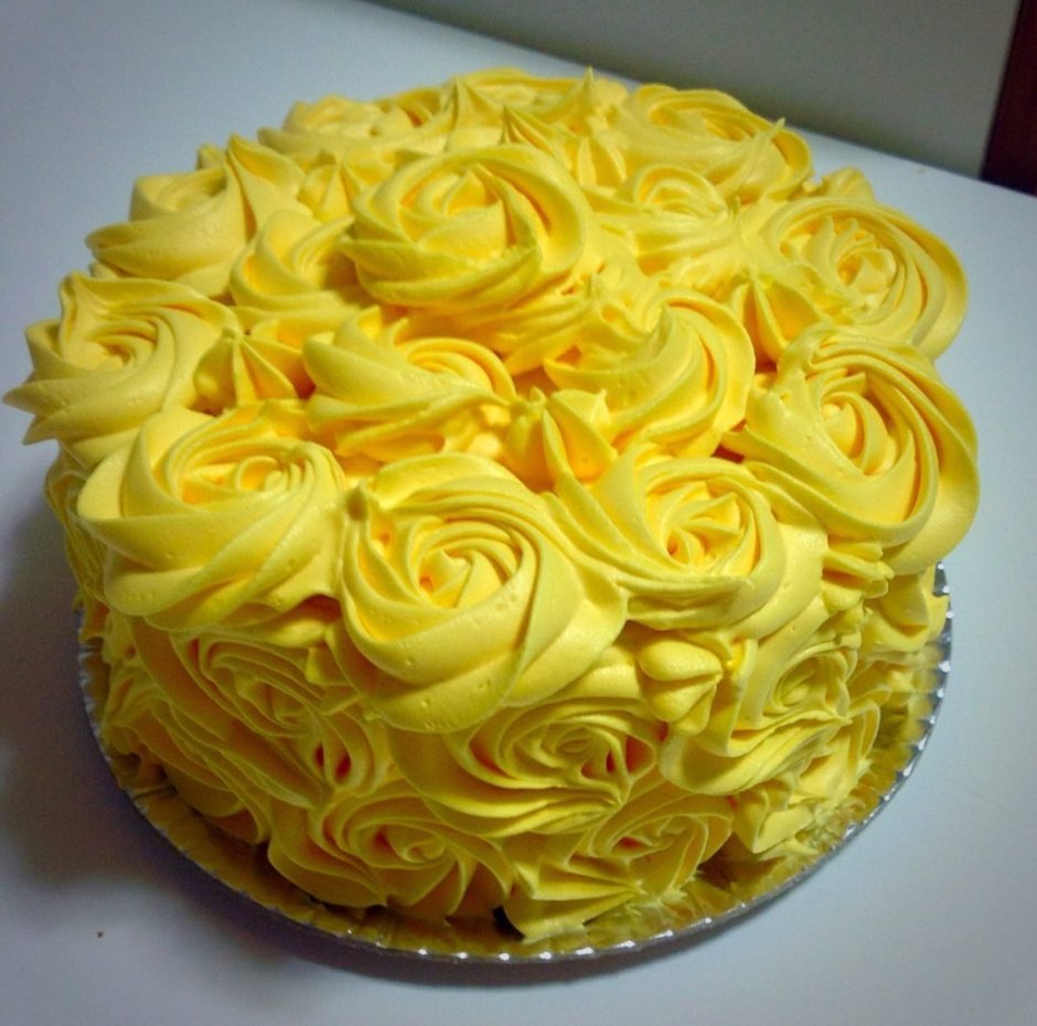 Желтый кремовый торт