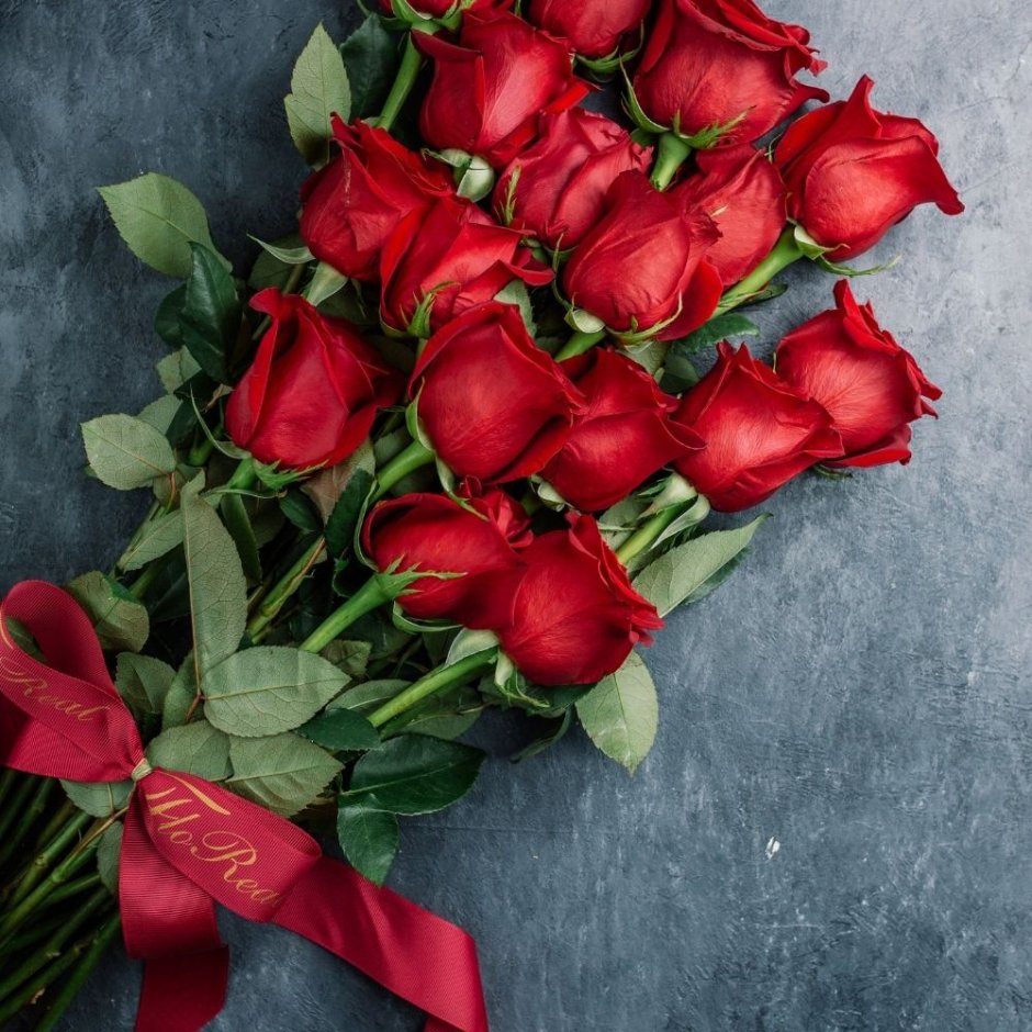 Шикарный букет красных роз