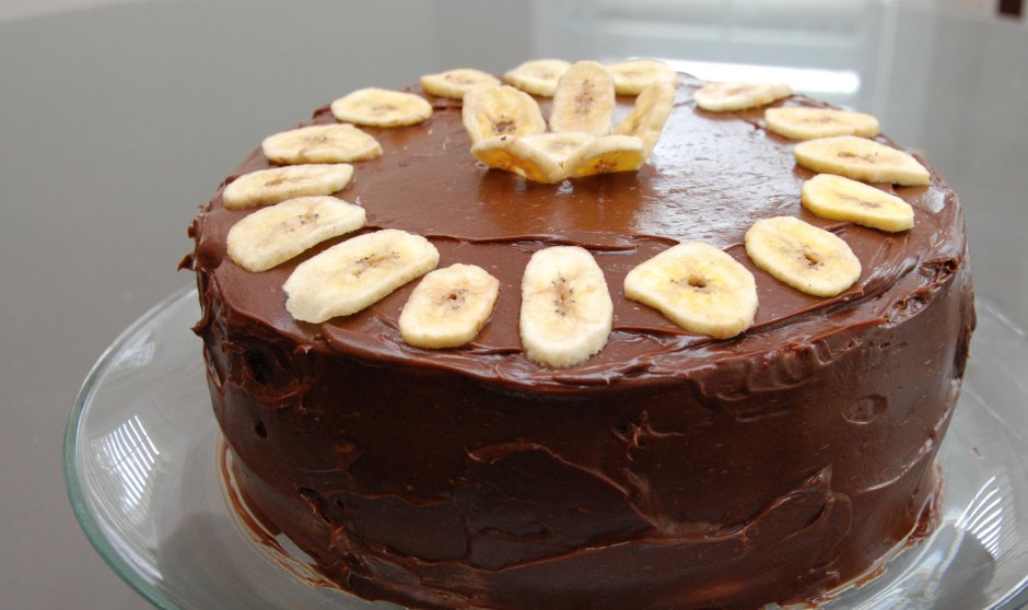 Украшаем шоколадно банановый торт