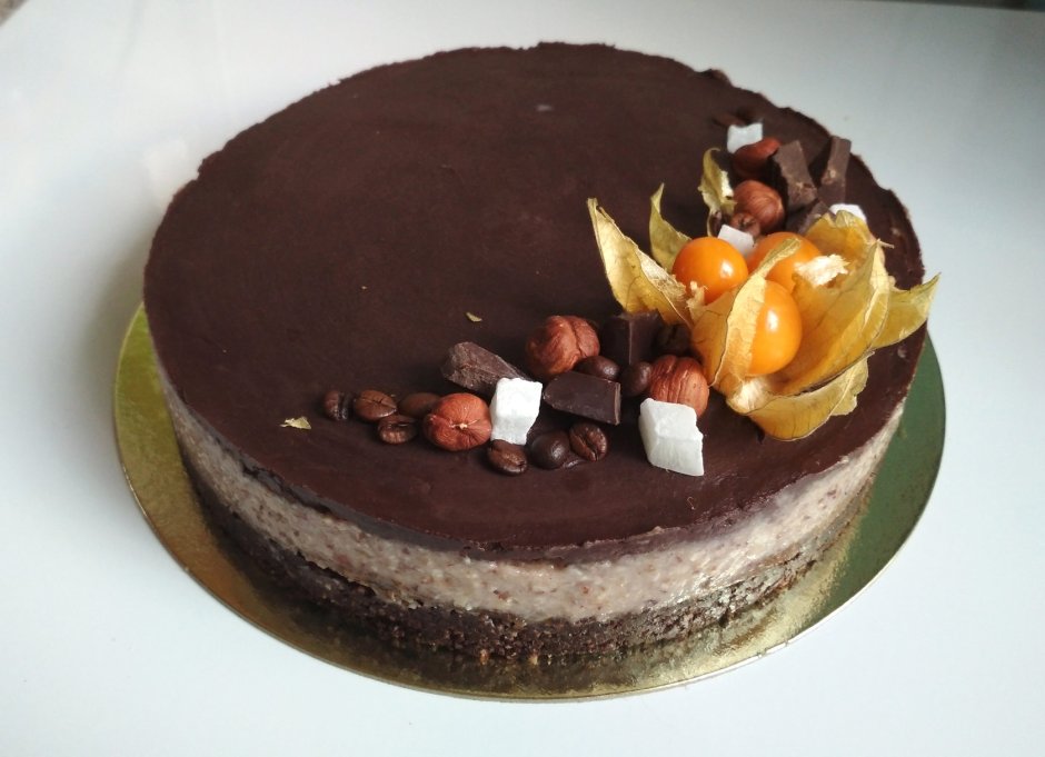 Украшение торта орехами и шоколадом
