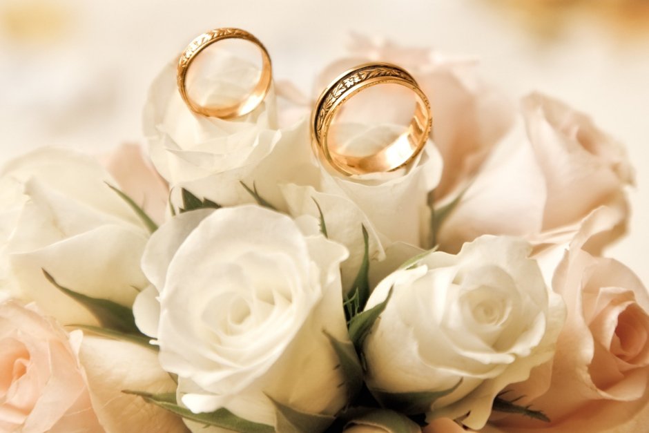 Обручальные кольца и цветы