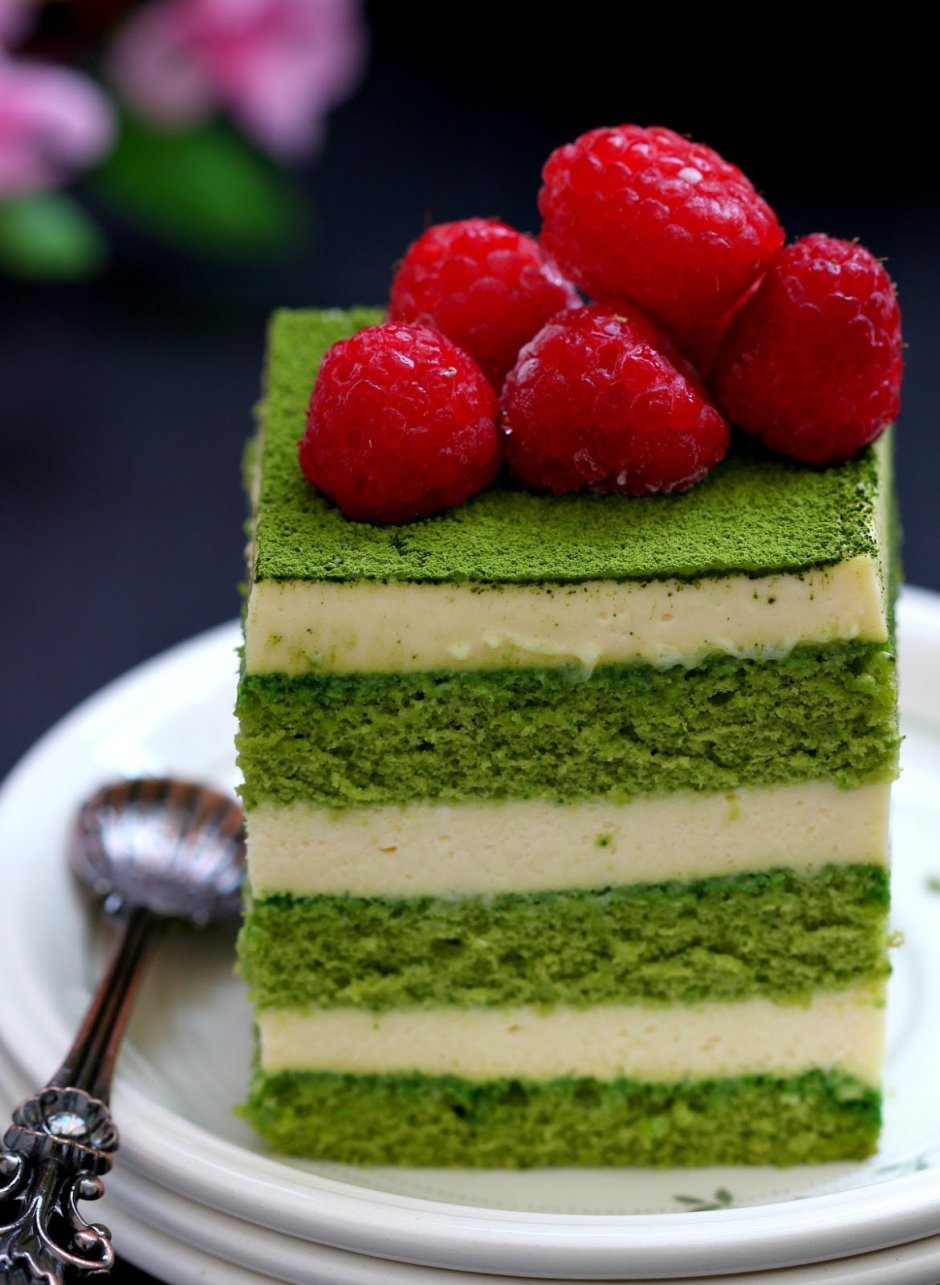 Зеленый торт с кокосом