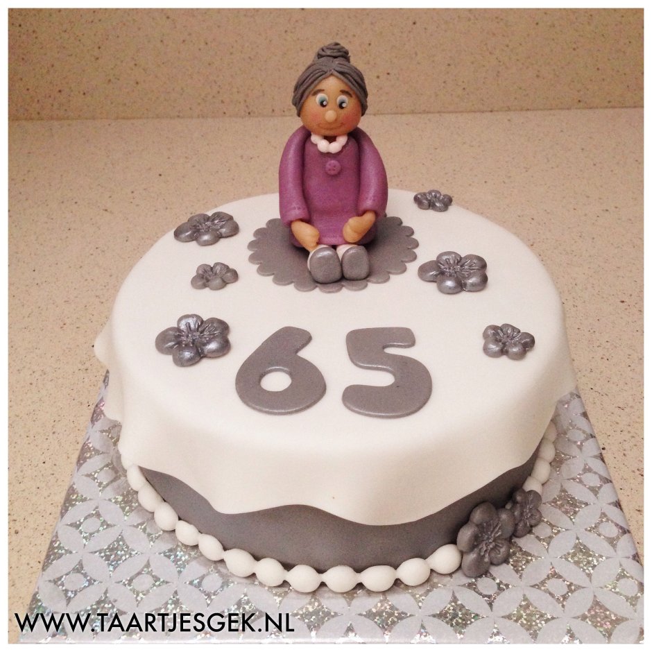 Фигурка бабушки на торт