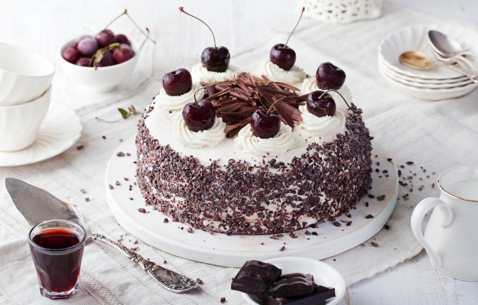 Шоколадный торт с малиной и клубникой