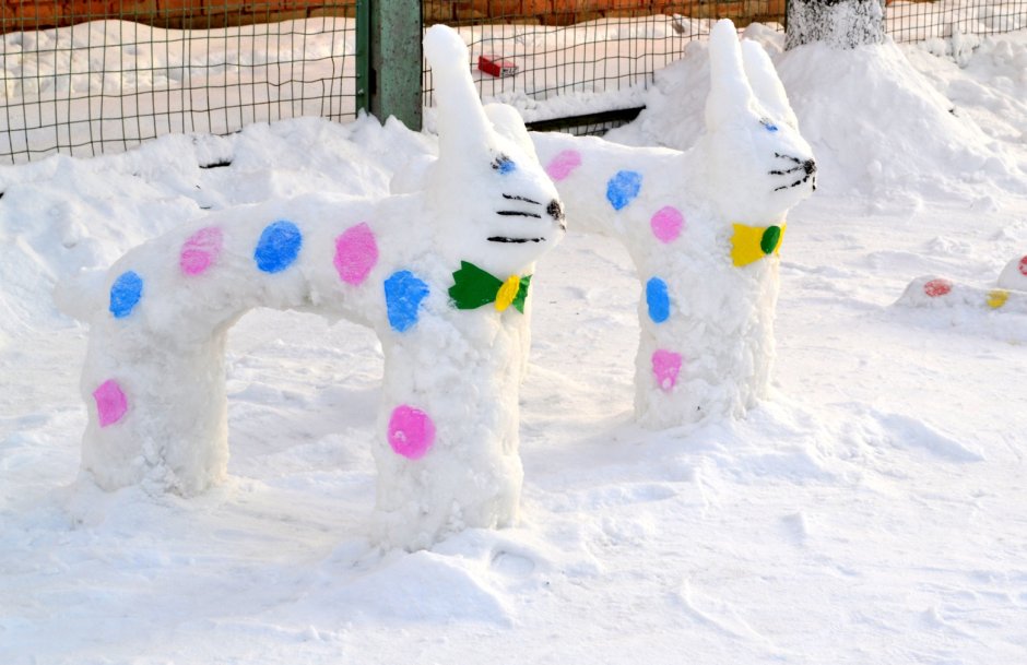 Снежные постройки Эколята в детском саду