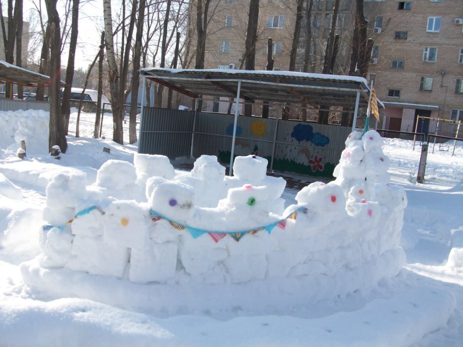 Снежные постройки в детском саду