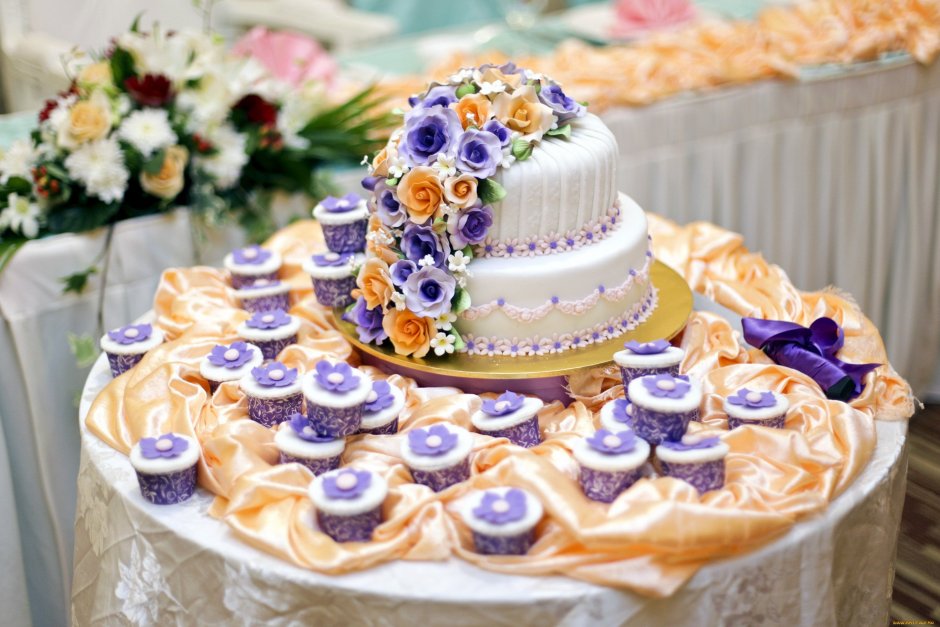 Торт на свадьбу двухъярусный с живыми цветами