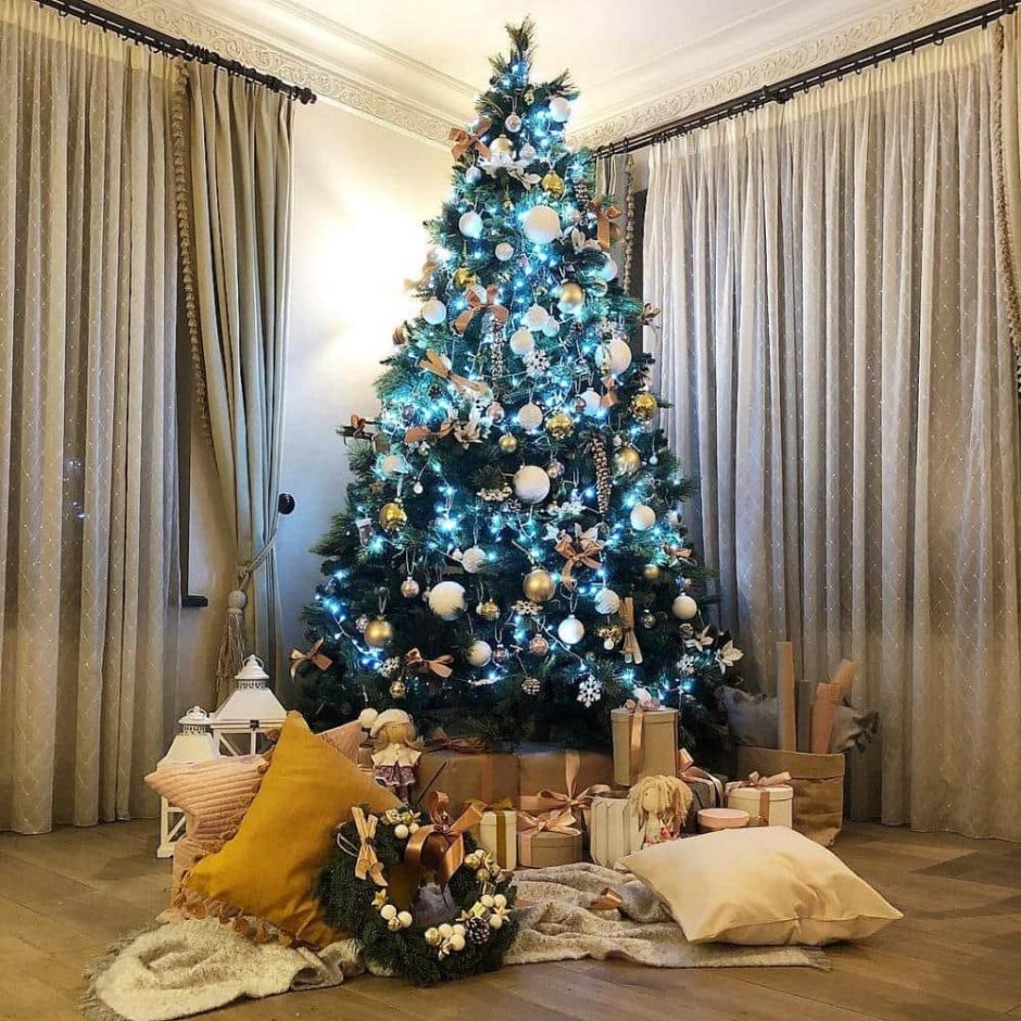 Новогодние елки в домах знаменитостей