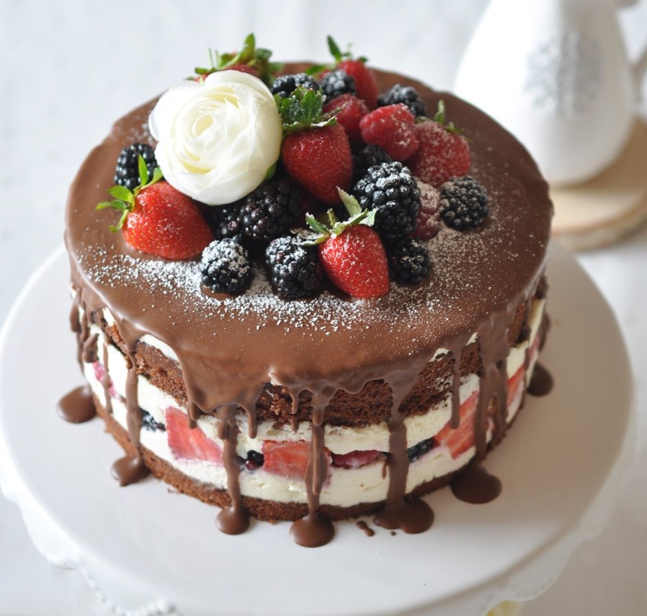 Красивый торт с ягодами