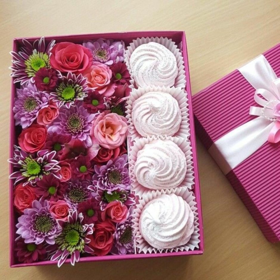 Подарочные коробки с зефиром и цветами