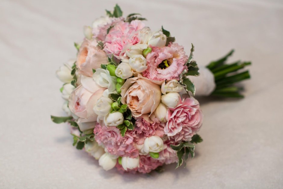 Свадебный букет из пионовидной розы и эустомы