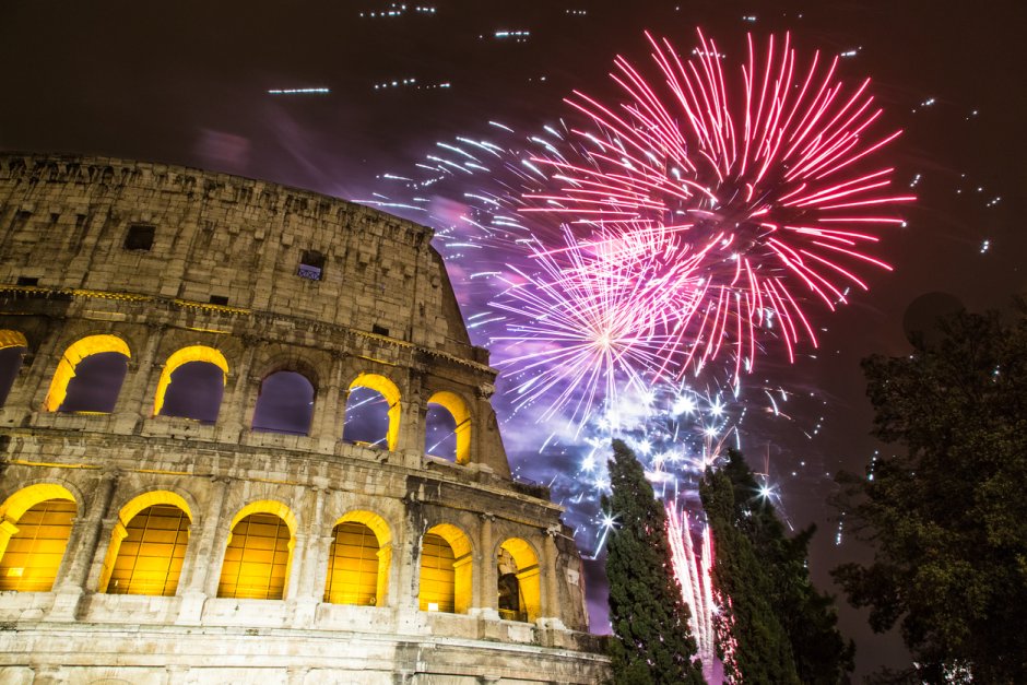 Новый год в Италии салют Колизей