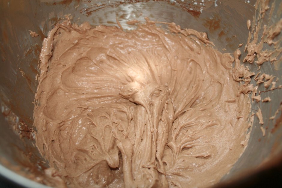 Шоколадный бисквит с розовым кремом