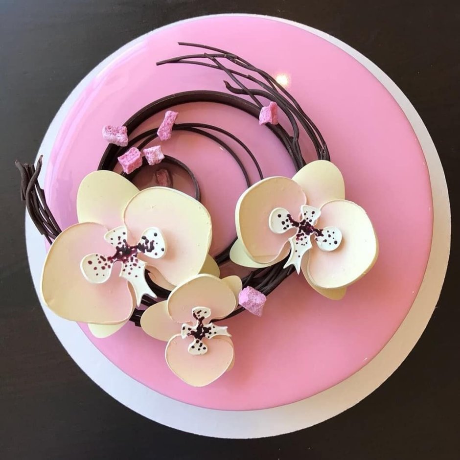 Декор торта шоколадными орхидеями