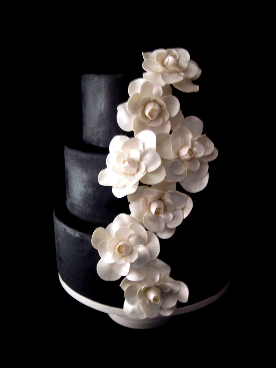 Свадебный торт на черном фоне