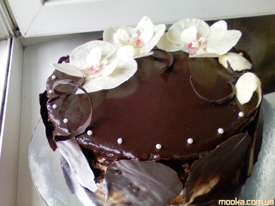 Украшение торта шоколадными орхидеями