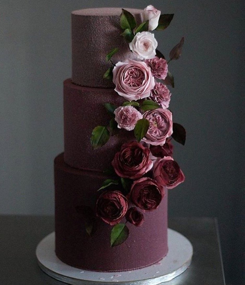 Свадебный торт с шоколадными цветами