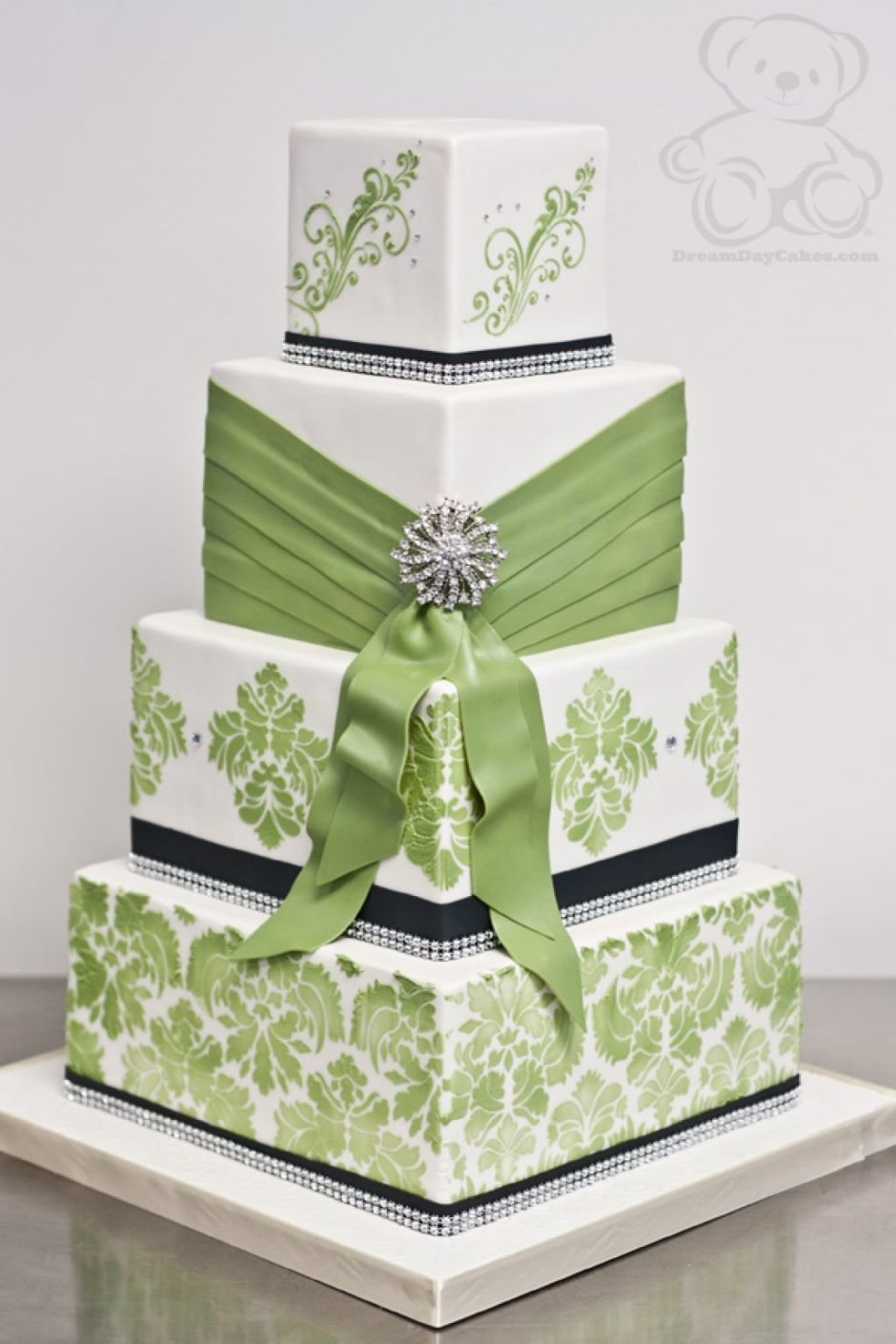 Торт в бело зеленых тонах