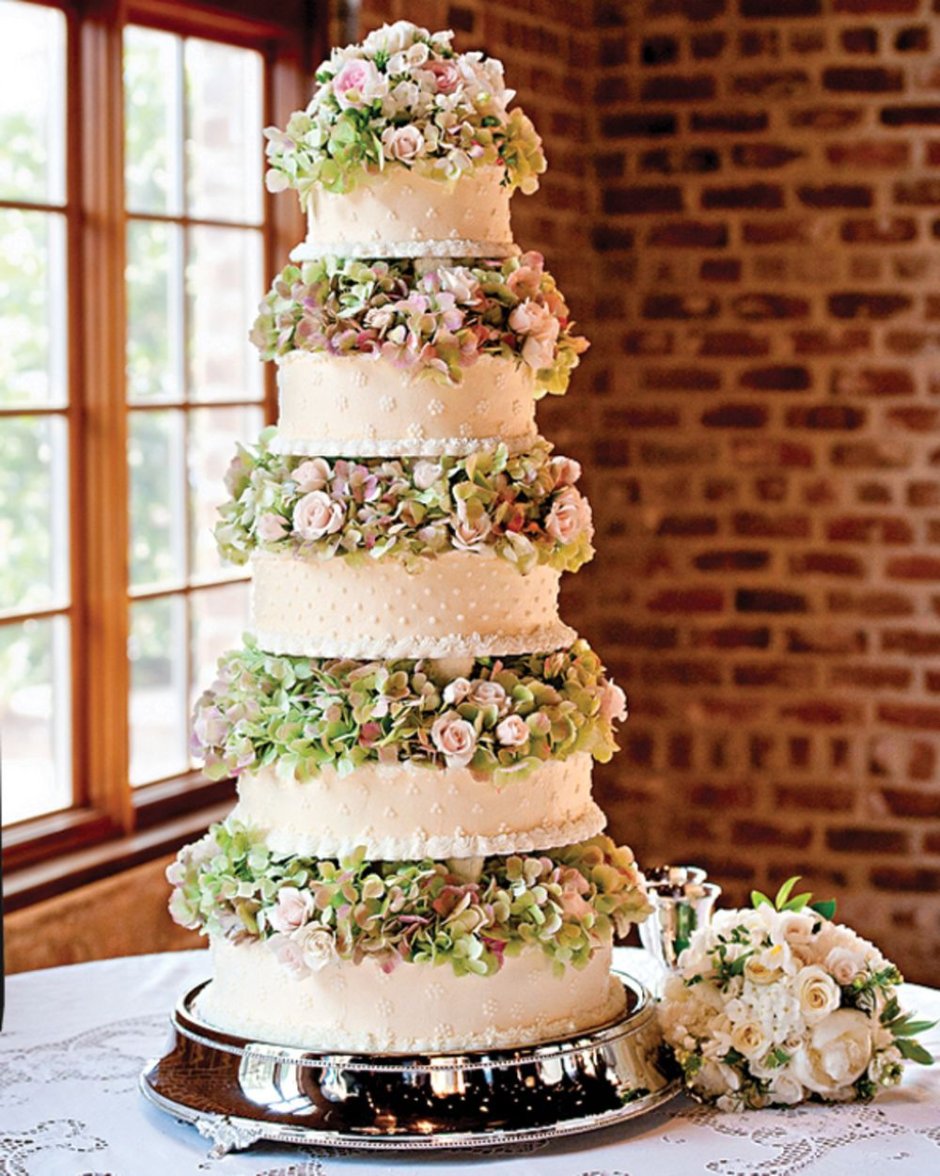 Торт на этажерке свадебный с цветами
