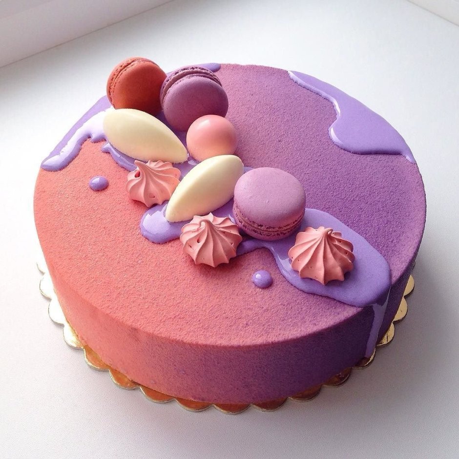 Фиолетовый торт с макаронами