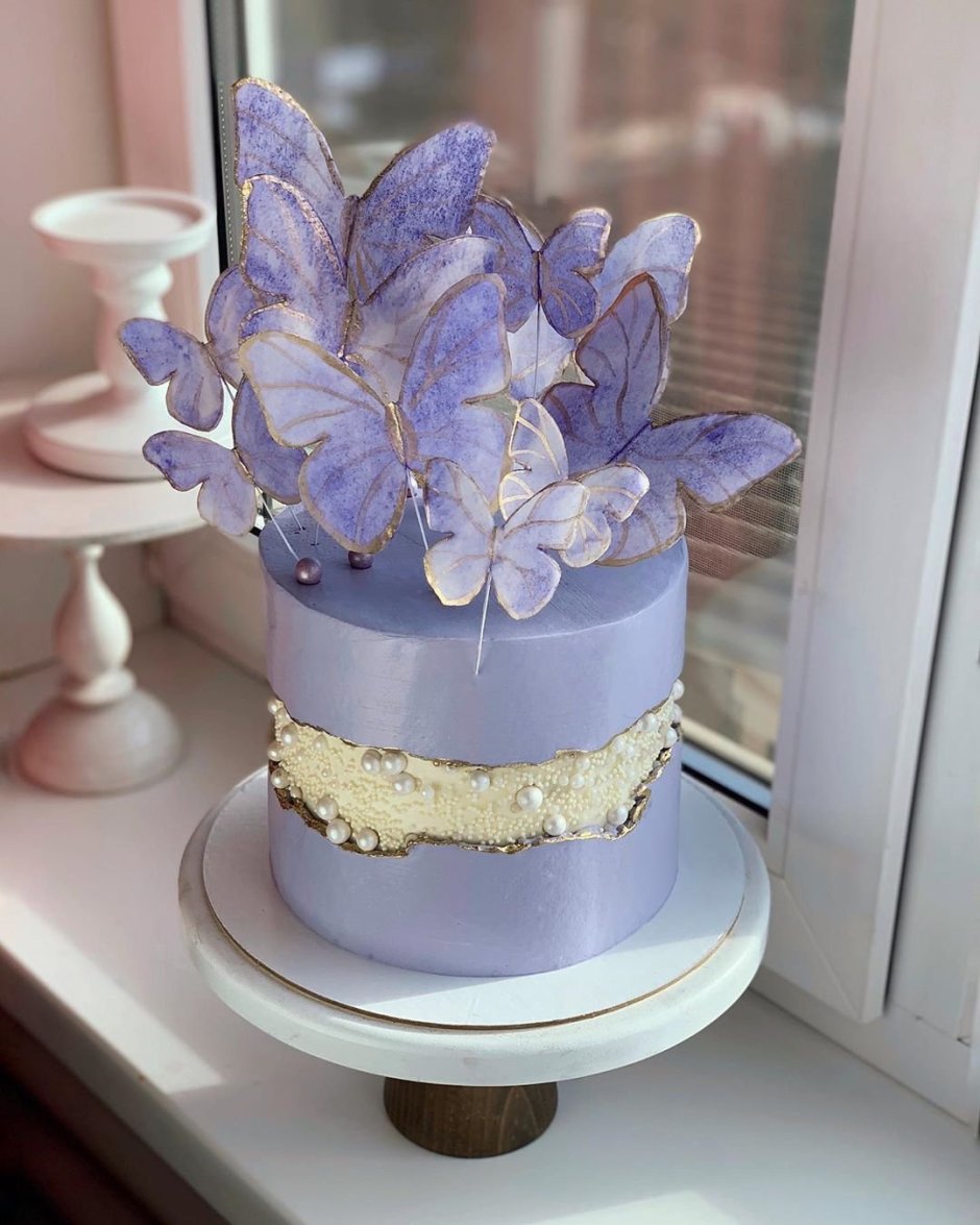 Красивый торт для женщины с бабочками