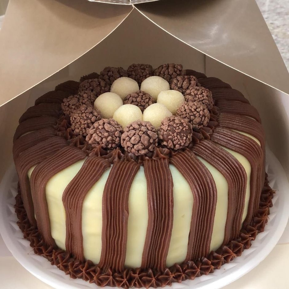 Торт с клубникой и шоколадом