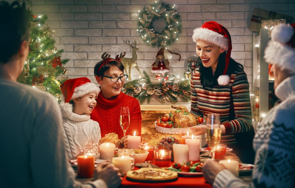 Семья за рождественским столом в Англии