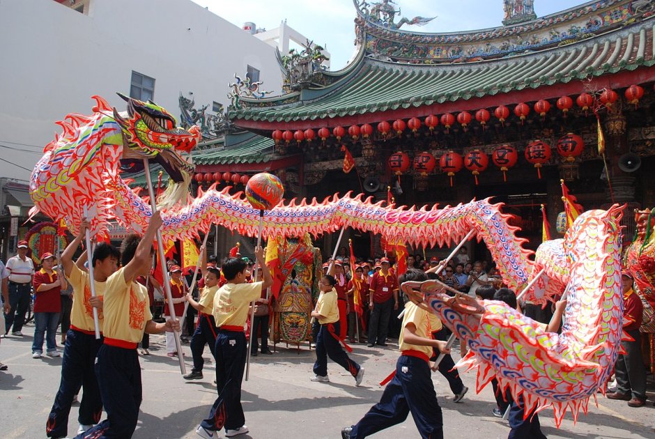 Танец дракона в Китае на новый год