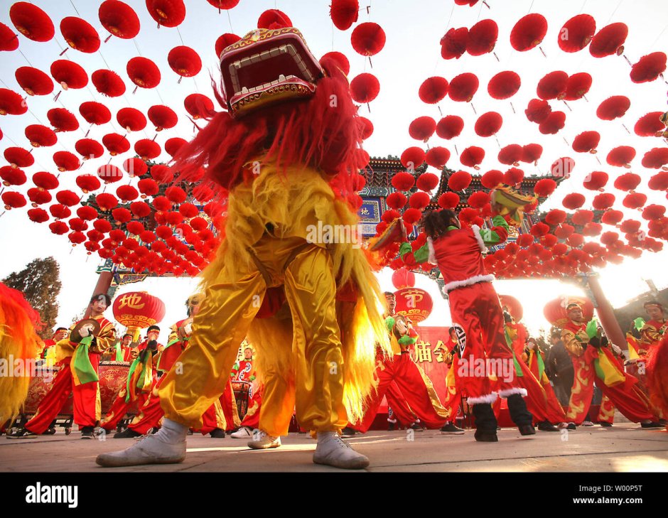 Праздник фонарей в Китае танец Льва