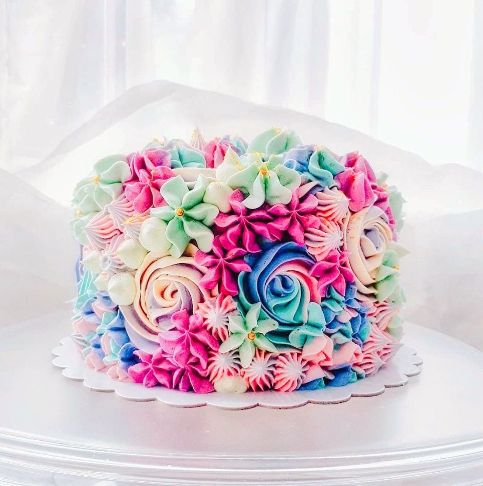 Яркий торт с цветами