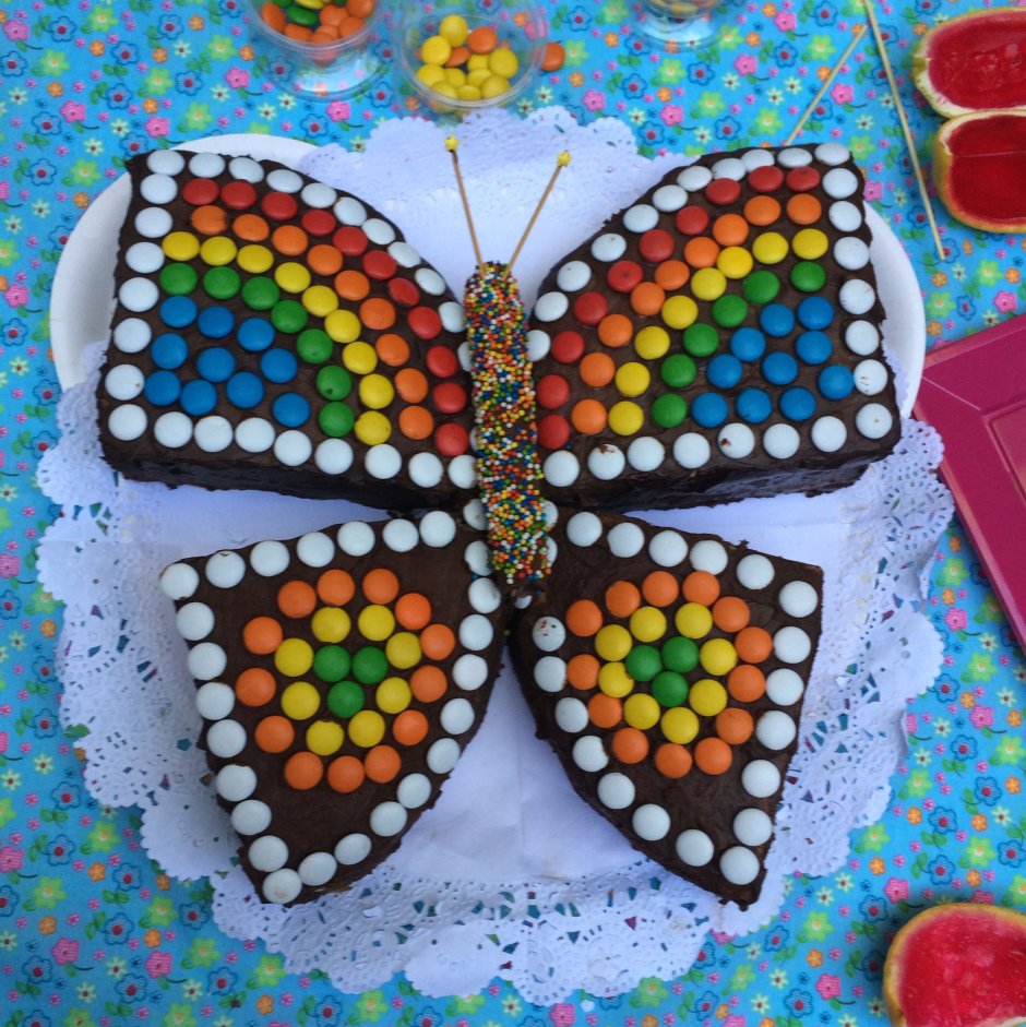 Украшение торта в виде бабочки
