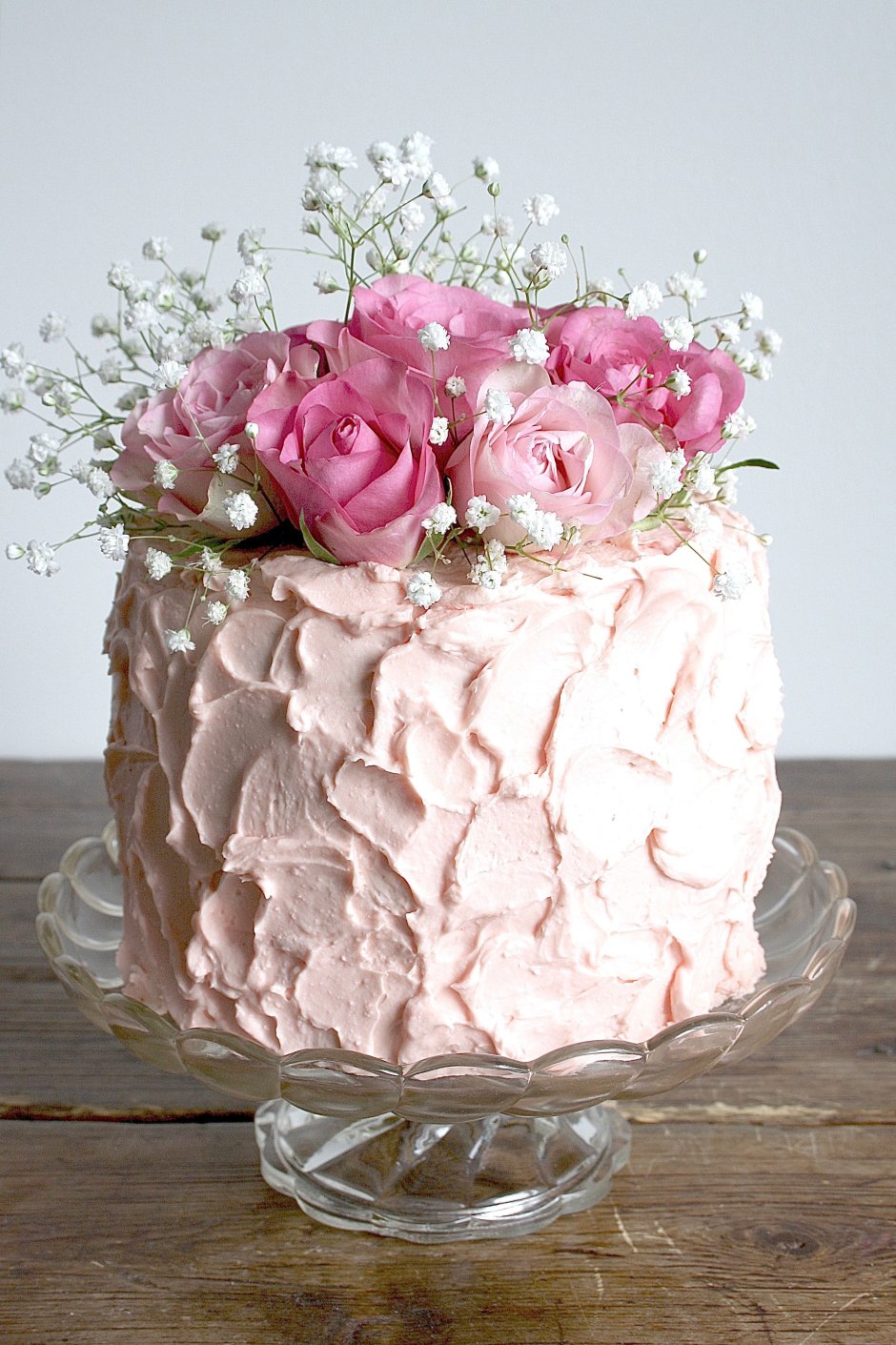 Декор торта цветами живыми и безе