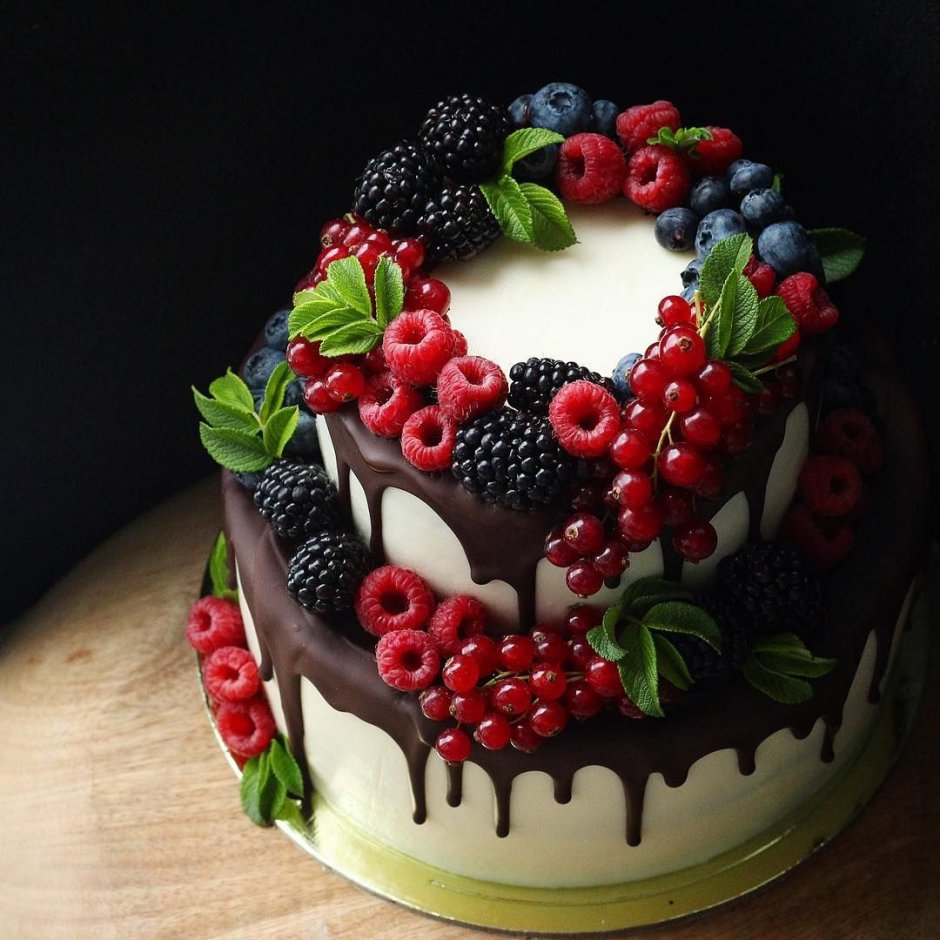 Украшение белого торта ягодами