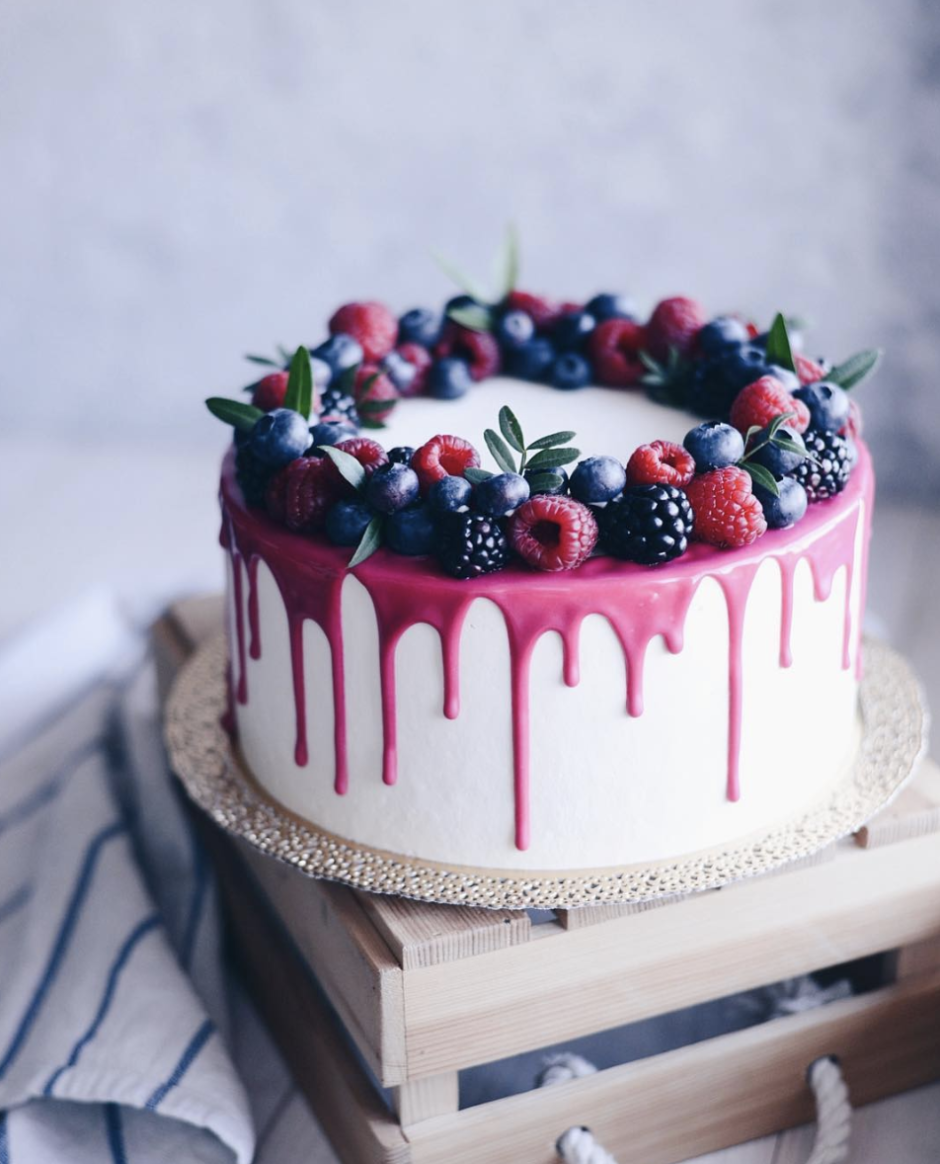 Украшение торта Орео и ягодами