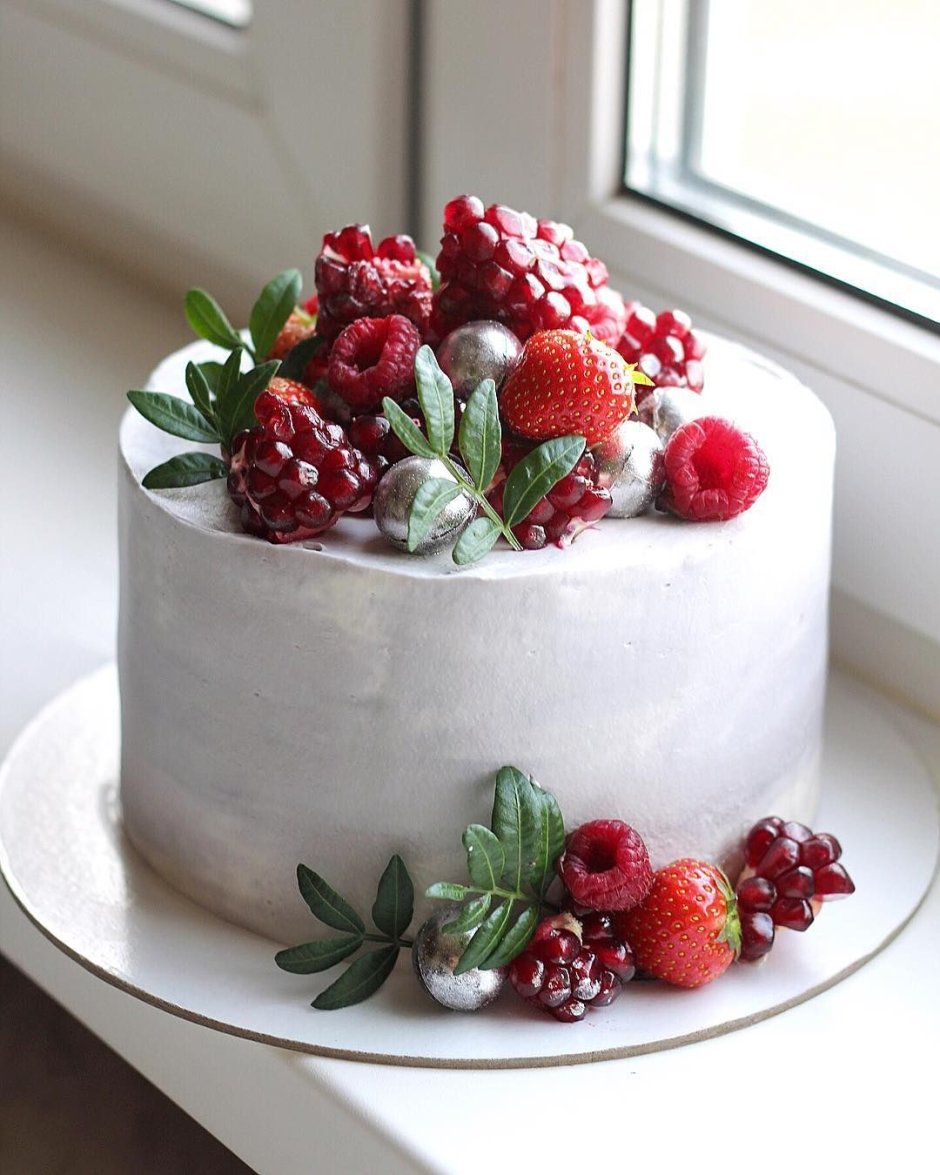 Белый торт с ягодами сверху
