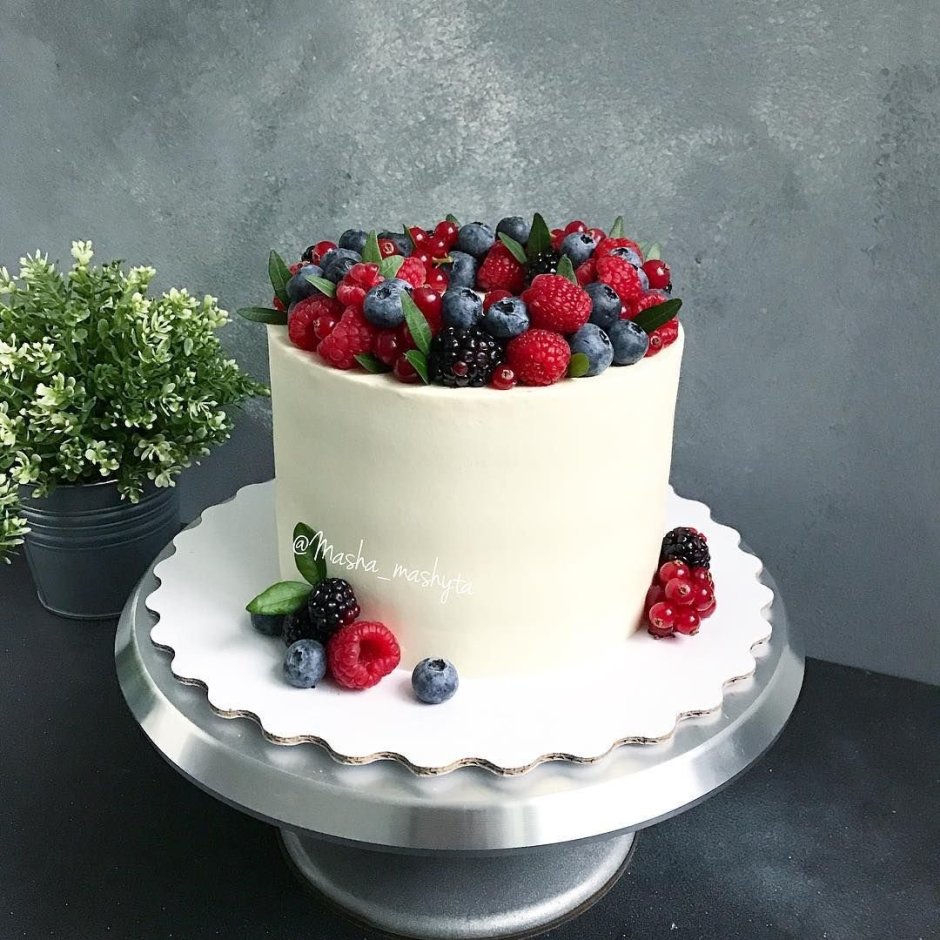 Декор белого торта с ягодами