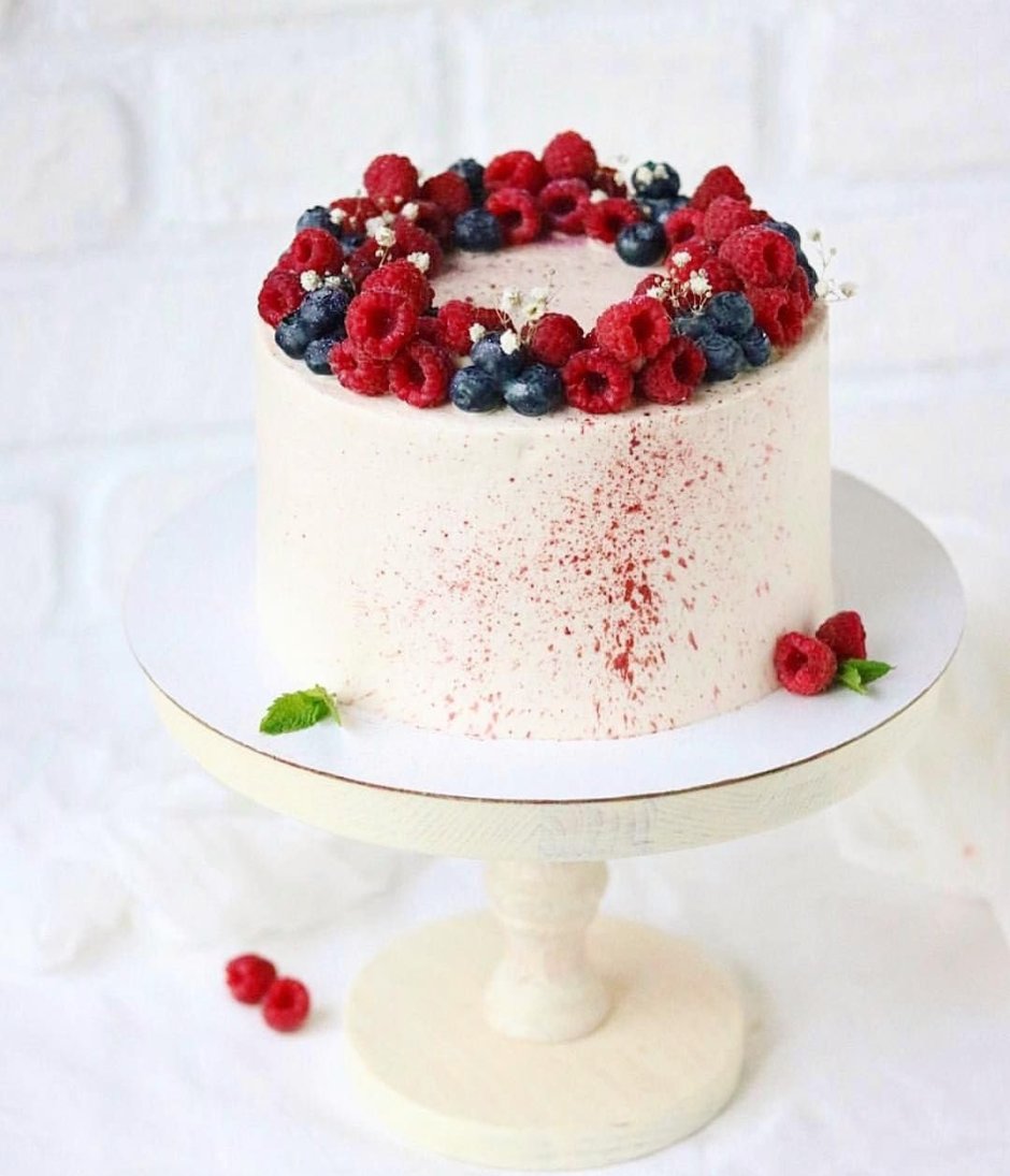 Торт с ягодами сверху декор