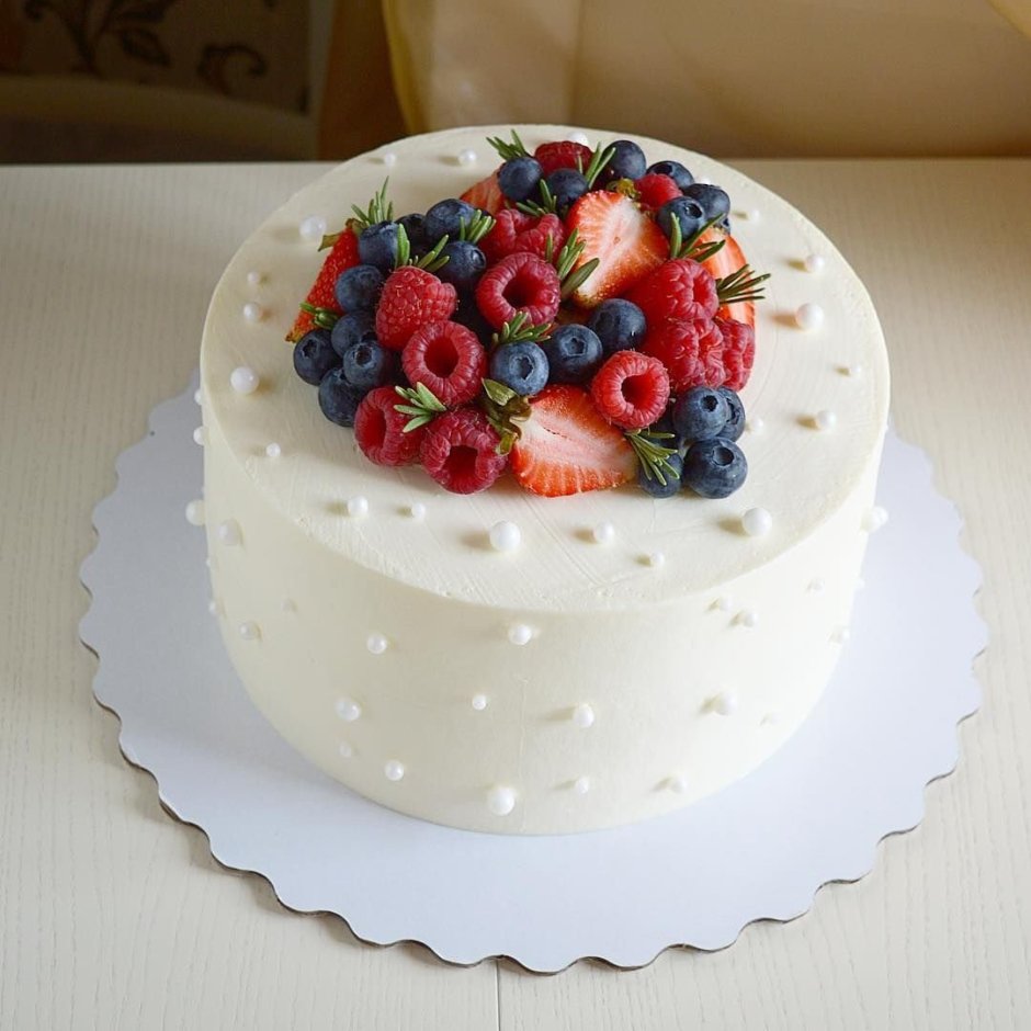 Торт украшенный ягодами
