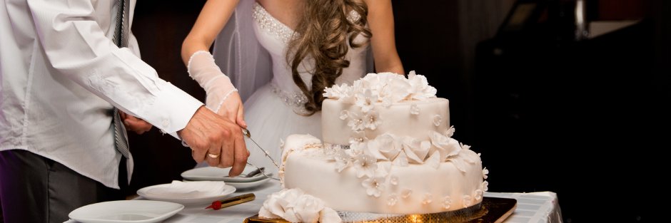 Молодожены режут свадебный торт