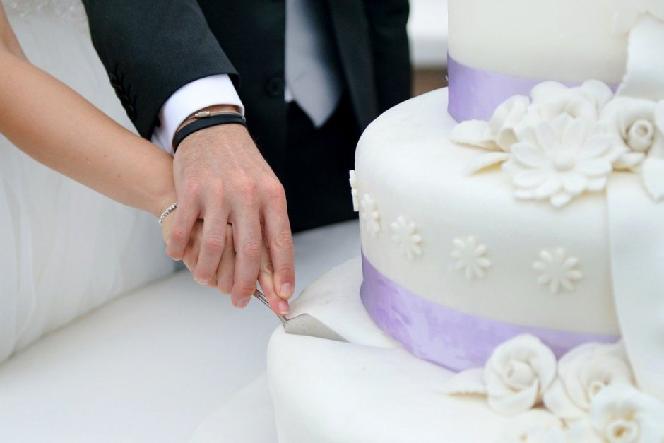 Разрезание свадебного торта