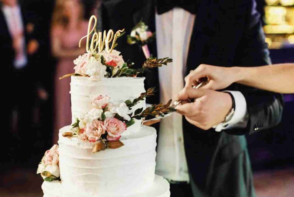 Жених и невеста режут торт