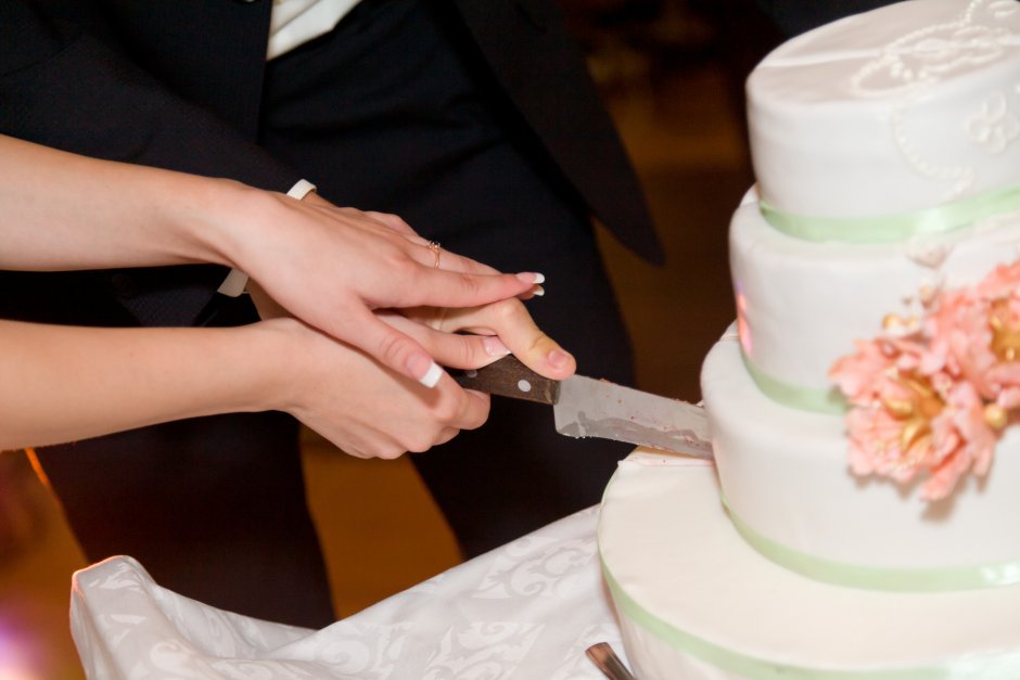 Разрезание свадебного торта
