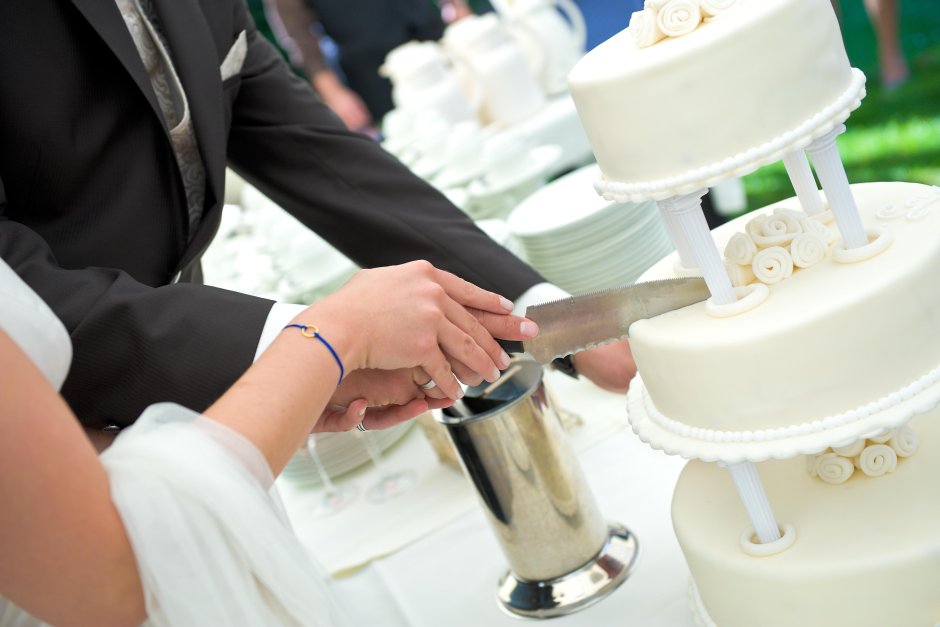 Свадьба режут торт