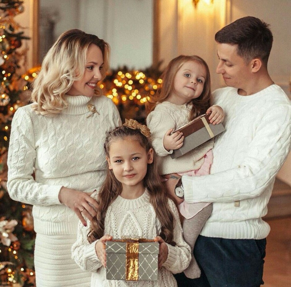 Новогодняя фотосессия в белых свитерах семейная