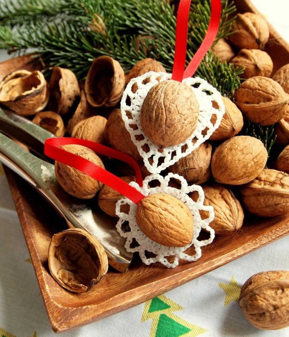 Новогодние украшения из скорлупы грецкого ореха
