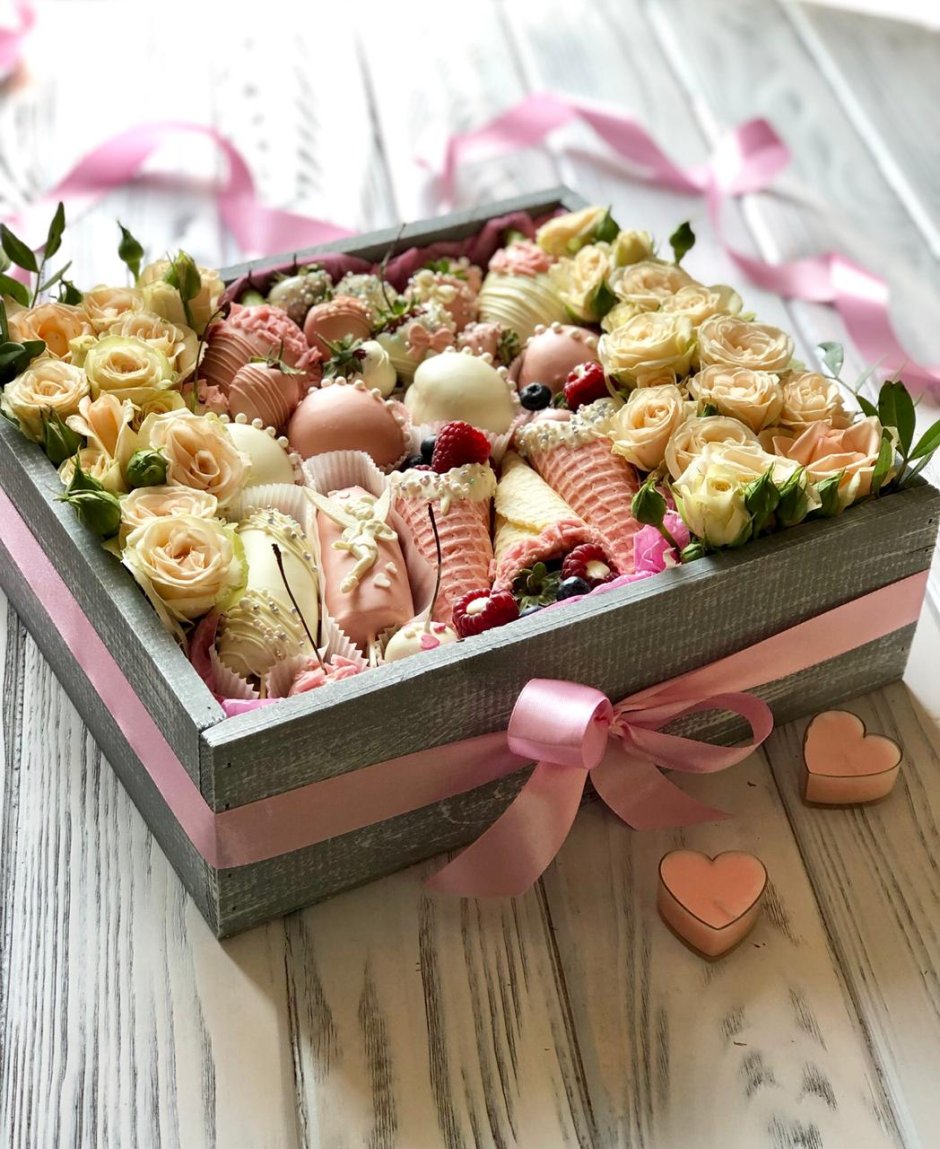 Подарочная коробка с фруктами и конфетами