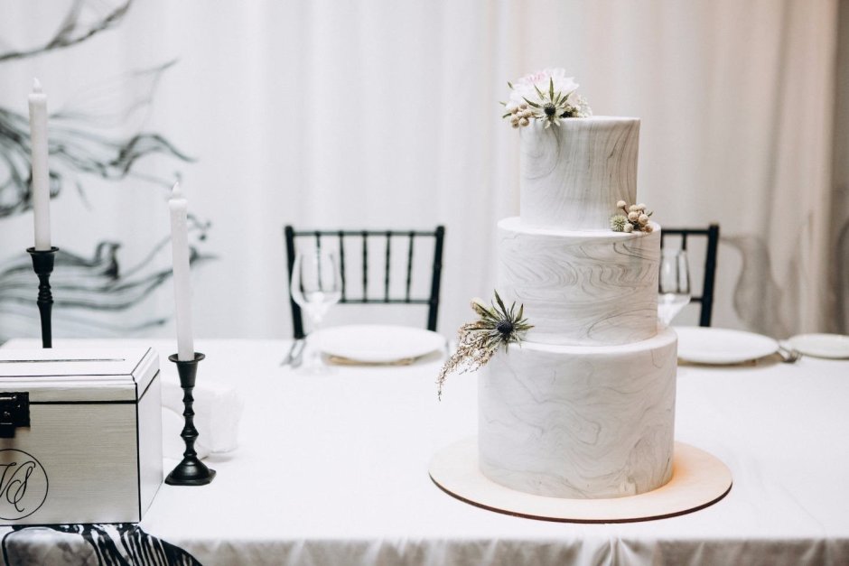 Свадебный торт с топпером жениха и невесты