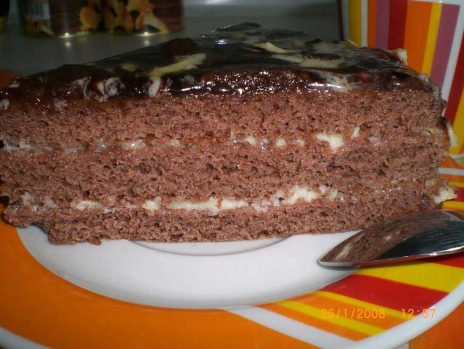 Кусок торта на тарелке
