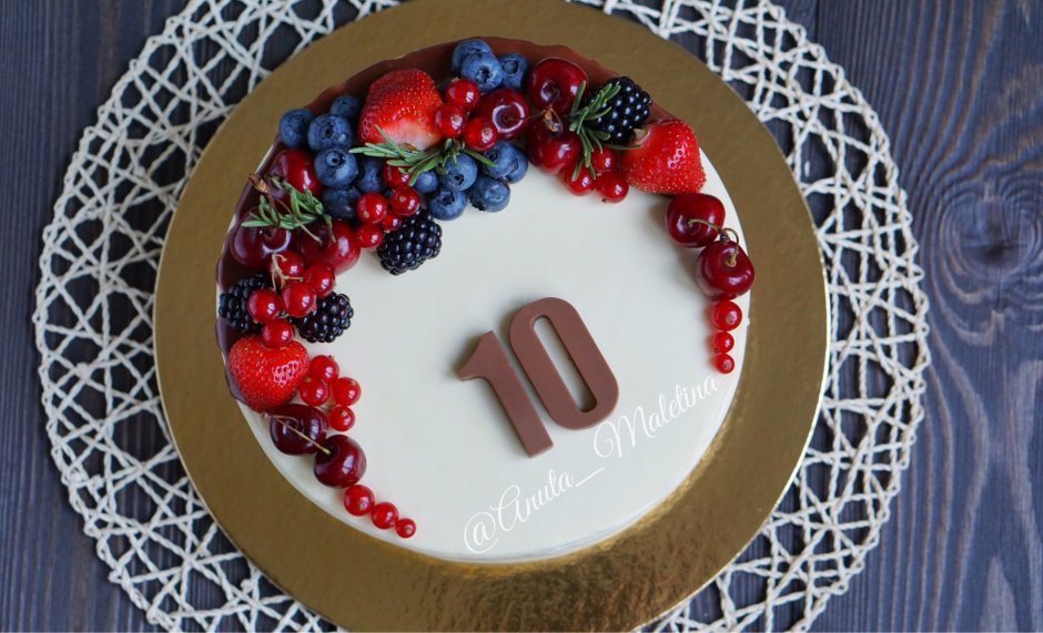 Торт цифра декор ягодами